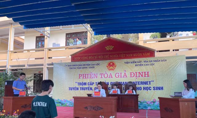 Tuổi trẻ Lạng Sơn hào hứng với các "Phiên tòa giả định" -Ảnh: Duy Chiến 