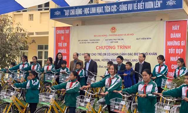 Trẻ em Lạng Sơn vui vẻ nhận quà của Quỹ bảo trợ trẻ em Việt Nam -Ảnh: Duy Chiến 