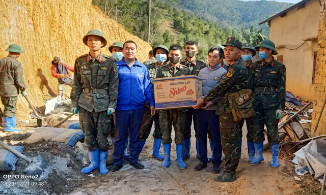 Tặng quà cho cán bộ, chiến sỹ Trung đoàn 141. Ảnh: Duy Chiến 