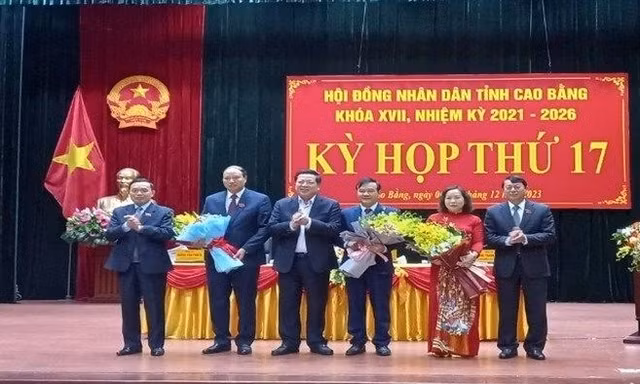 Tặng hoa cho các ông, bà trúng cử và miễn nhiệm các chức vụ do HĐND tỉnh bầu. 