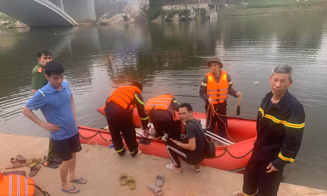 Công an Lạng Sơn sử dụng phương tiện cứu hộ cứu nạn tìm kiếm người thanh niên nhảy cầu. - Ảnh: Duy Chiến 