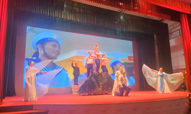 Hào hứng tham gia hội thi tuyên truyền Phẩm chất "Bộ đội Cụ Hồ". Ảnh: Duy Chiến 
