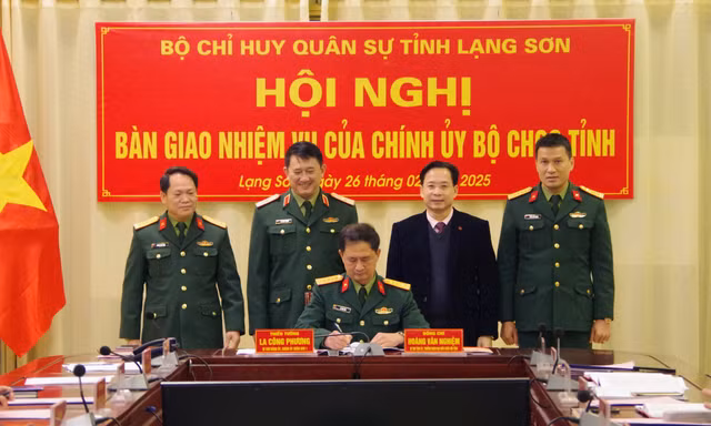 Hội nghị bàn giao nhiệm vụ chính ủy Bộ CHQS tỉnh Lạng Sơn. Ảnh: Dương Nguyên.