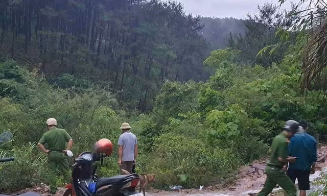 Lực lượng chức năng huyện Cao Lộc, Lạng Sơn nỗ lực tìm kiếm thi thể nam sinh 17 tuổi đuối nước.
