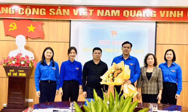 Tặng hoa chúc mừng tân Phó bí thư Tỉnh Đoàn Cao Bằng. 