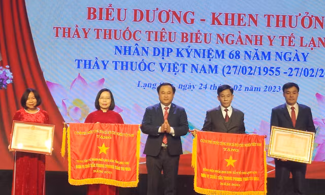 Phó Chủ tịch tỉnh Lạng Sơn Lương Trọng Quỳnh (giữa) trao tặng cờ thi đua, bằng khen Thủ tướng CP cho tập thể, cá nhân xuất sắc -Ảnh: Duy Chiến 