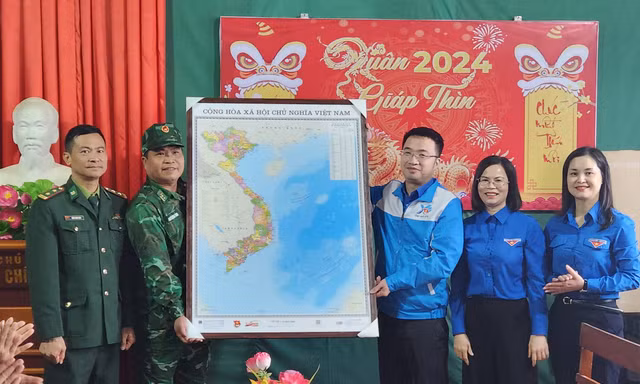 Trung ương Đoàn tặng quà cho cán bộ, chiến sỹ trên chốt tiên tiêu. Ảnh: Duy Chiến 