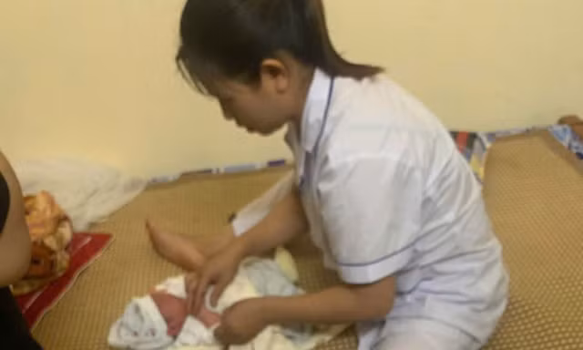 Trẻ sơ sinh đang được nuôi dưỡng ở Trạm Y tế xã Khánh Khê. 