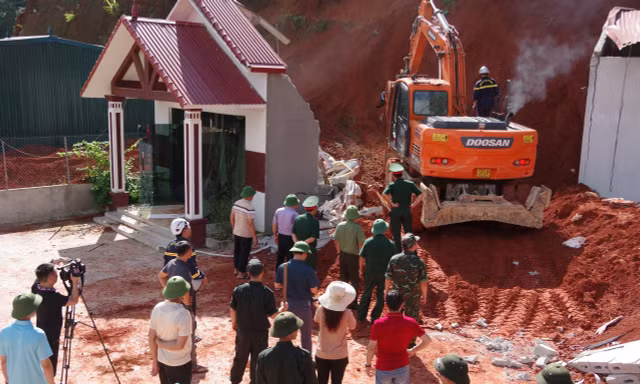 Nỗ lực cứu hộ vụ sạt lở đất. Ảnh: Duy Chiến 