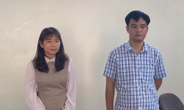Hai đối tượng Minh và Hùng tại cơ quan công an -Ảnh: Gia Hưng