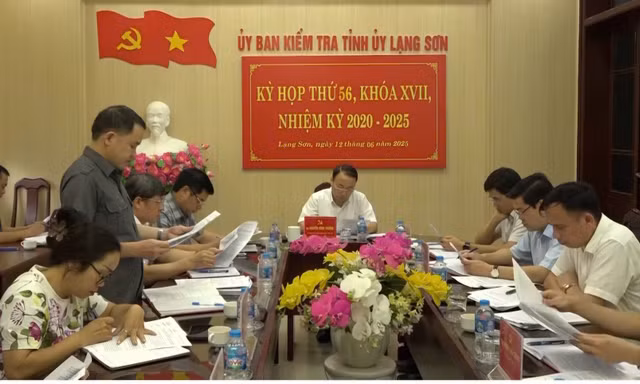 Quang cảnh kỳ họp của Ủy ban Kiểm tra Tỉnh ủy Lạng Sơn xem xét, kỷ luật cán bộ, đảng viên vi phạm. 