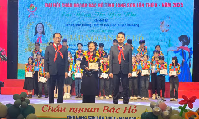 Tôn vinh các bạn thiếu nhi Lạng Sơn đạt danh hiệu Cháu ngoan Bác Hồ. Ảnh: Duy Chiến. 