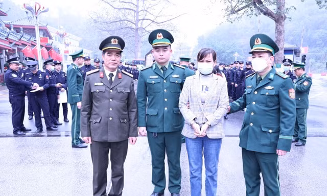 Đối tượng Lê Thị Hương. (giữa)