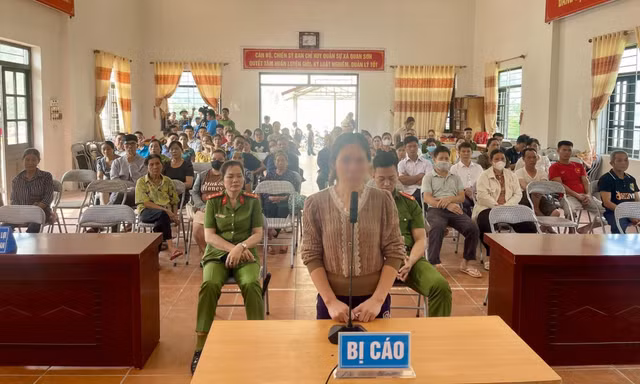 Bị cáo Vy Thị Huệ (giữa).
