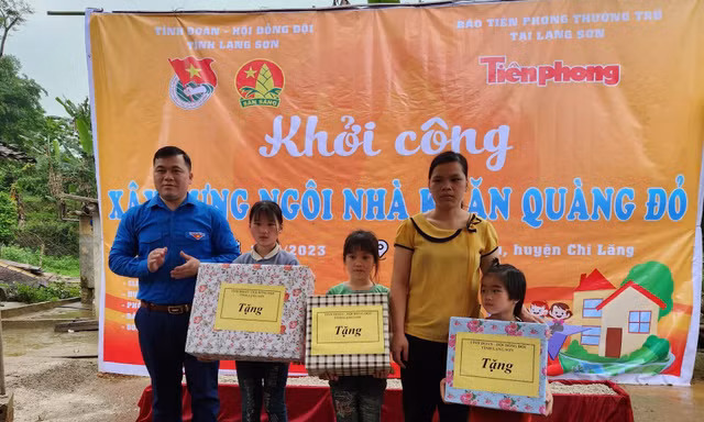 Tặng quà gia đình em Thảo .Ảnh: Duy Chiến 
