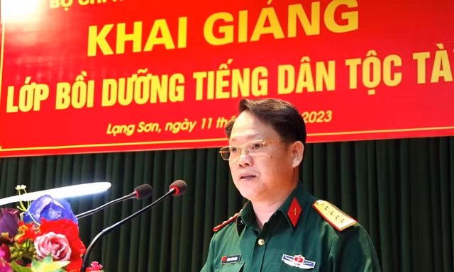 Đại tá Lương Đình Nhạc, Phó Chính ủy Bộ CHQS tỉnh lạng Sơn phát biểu tại lớp bồi dưỡng.