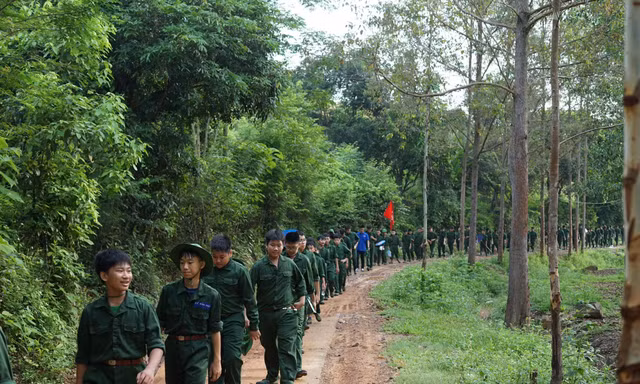Các chiến sỹ nhí hành quân dã ngoại. Ảnh: Duy Chiến 