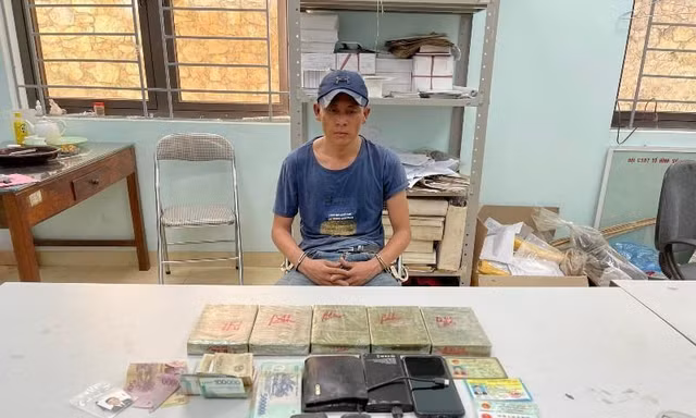 Trùm ma túy Hoàng Văn Tú cùng tang vật gây án -Ảnh: CB