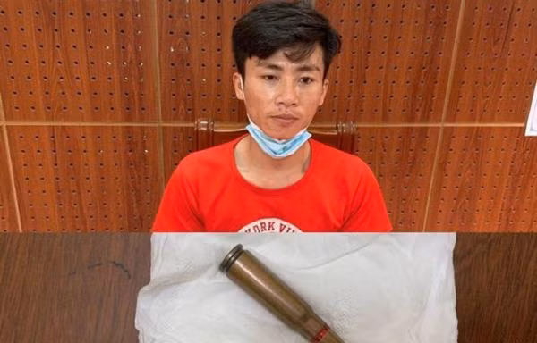 Đối tượng Đức và tang vật đe dọa hàng xóm .Ảnh: A. Khoa