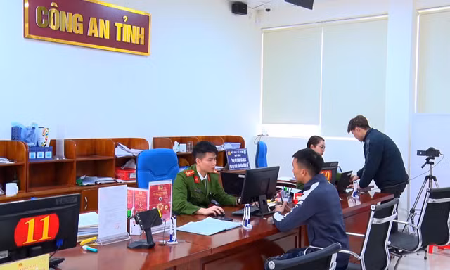 Lực lượng công an Lạng Sơn làm thủ tục cấp con dấu mới cho tổ chức, đơn vị. 