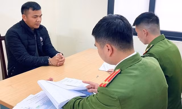Đối tượng Vi Văn Đức tại cơ quan công an -Ảnh: TL