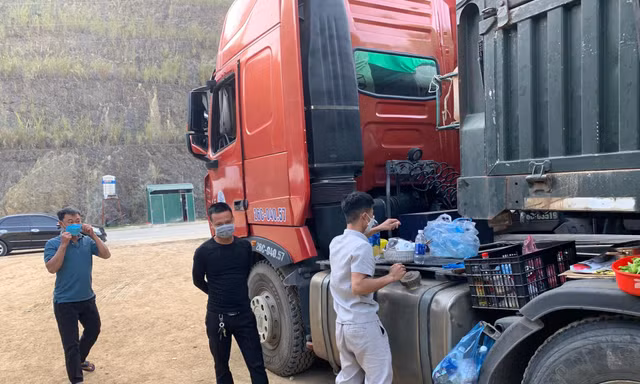 Việc nấu nướng, sinh hoạt hàng ngày của cánh lái xe đường dài tại cửa khẩu Tân Thanh thực hiện tạm bợ, mất an toàn vệ sinh thực phẩm -Ảnh: Duy Chiến 