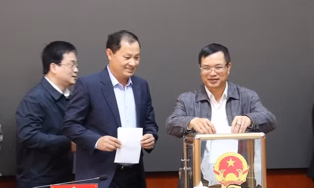 Bỏ phiếu tín nhiệm. 