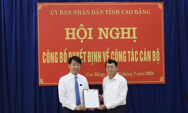 Trao quyết định bổ nhiệm Phó giám đốc Sở TN-MT tỉnh Cao Bằng.