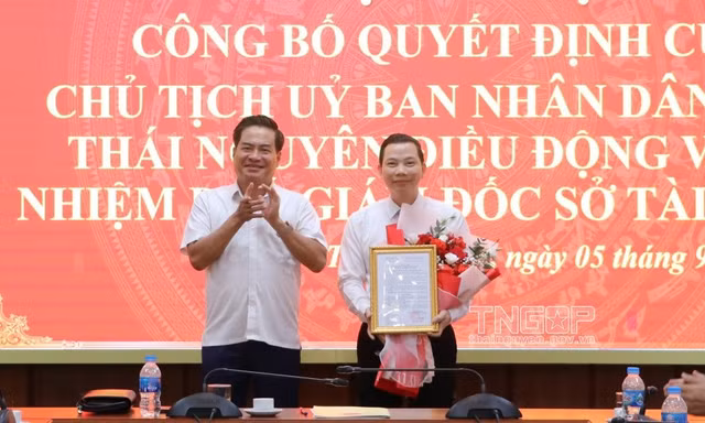 Ông Mai Trọng Tấn nhận quyết định bổ nhiệm. 