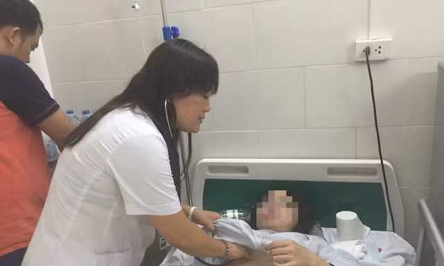 TS - BS Đoàn Thu Trà, Phó Khoa Truyền nhiễm - Bệnh viện Bạch Mai đang khám cho bệnh nhân mắc SXH