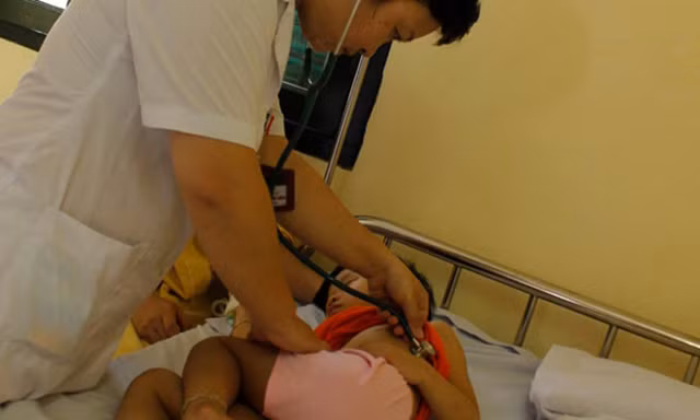 Khám cho trẻ bị sốt xuất huyết tại BV E Trung ương