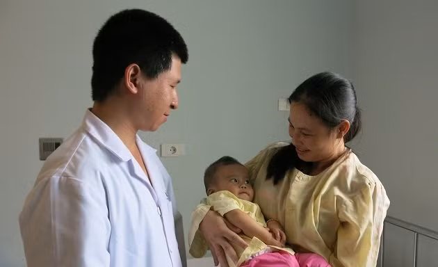 Bác sĩ Cao Việt Tùng thăm hỏi sức khoẻ bé N.M.N