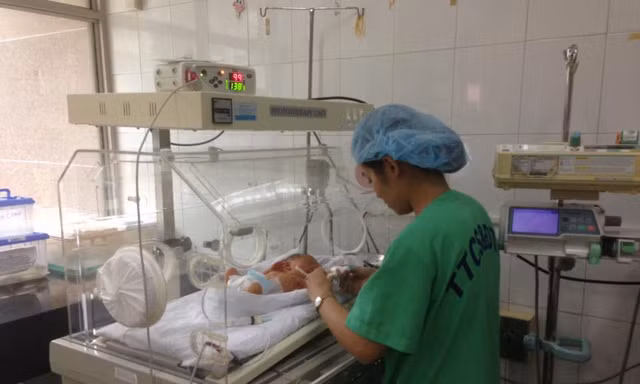 Một trong 7 bé sơ sinh từ Bệnh viện Sản Nhi Bắc Ninh đang được chăm sóc tại BV Phụ sản TƯ