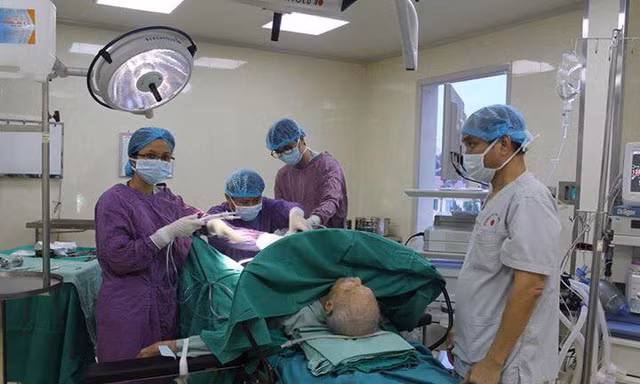 Các bác sĩ khoa Phẫu thuật thận tiết niệu và nam học (Bệnh viện E) vừa mổ cắt nội soi u phì đại tuyến tiền liệt cho một bệnh nhân nam 104 tuổi ở Hưng Yên. Ảnh: BV E cung cấp