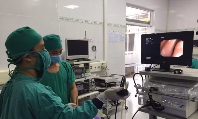 Các BS Bệnh viện Sản - Nhi Quảng Ninh nội soi cấp cứu cho bé T, 7 tháng tuổi bị suy hô hấp do sặc bột