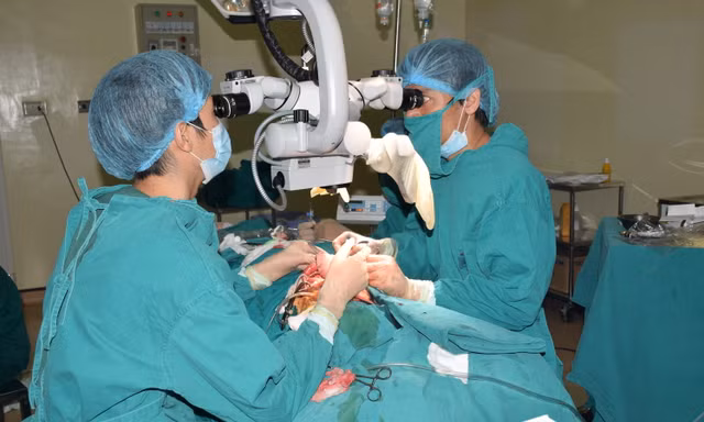 Các bác sĩ chuyên ngành ung thư và phẫu thuật tạo hình của Bệnh viện K đang phẫu thuật tạo hình thành công 1/2 lưỡi và sàn miệng bằng vạt đùi trước ngoài vi phẫu cho bệnh nhân D