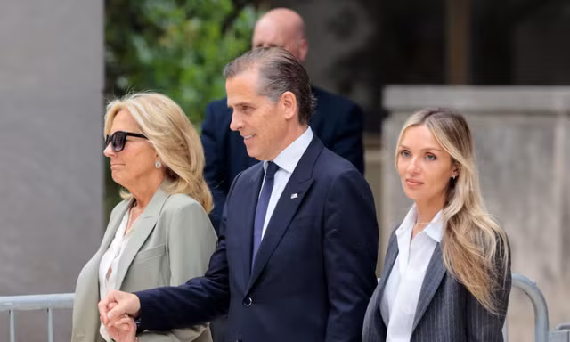 Ông Hunter Biden cùng mẹ và vợ rời phòng xử án ngày 11/6. (Ảnh: Reuters)