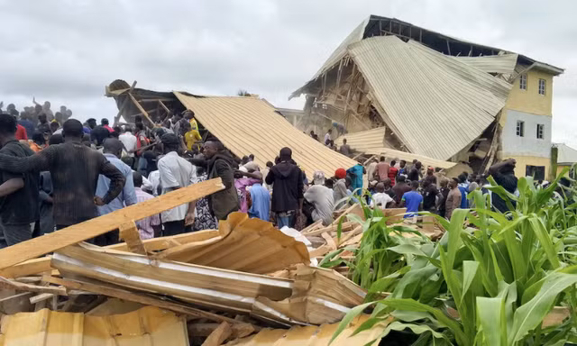 Hiện trường vụ sập trường ở Nigeria. (Ảnh: Reuters)