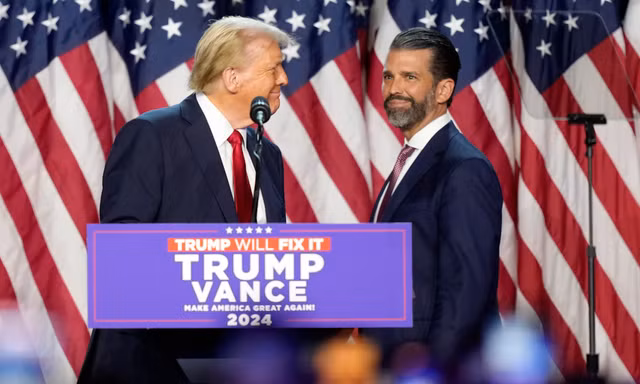 Ông Donald Trump và con trai Donald Trump Jr. (Ảnh: AP)