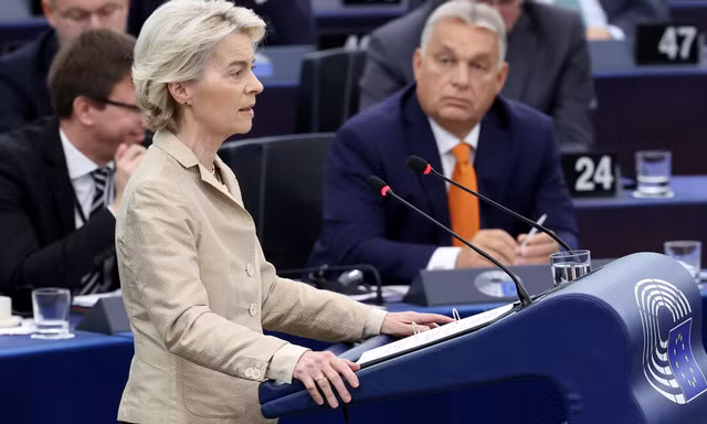Chủ tịch Uỷ ban châu Âu Ursula von der Leyen phát biểu khi đứng cách Thủ tướng Hungary vài mét. (Ảnh: Getty)