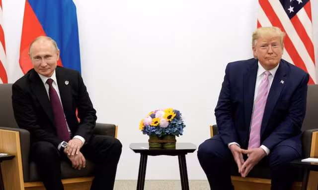 Tổng thống Nga Vladimir Putin và cựu Tổng thống Mỹ Donald Trump trong dịp gặp ở Nhật Bản năm 2019. (Ảnh: Reuters)