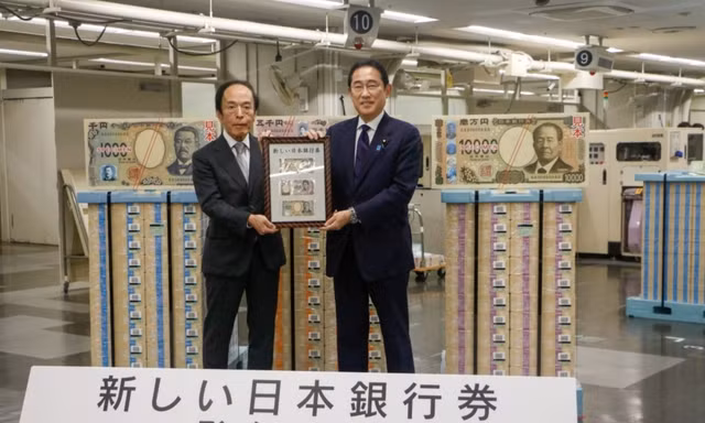 Thủ tướng Nhật Bản Fumio Kishida và Thống đốc Kazuo Ueda giới thiệu 3 tờ tiền mới ngày 3/7. (Ảnh: Japan Times)