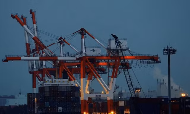 Tại một cảng công nghiệp ở Tokyo ngày 15/2. (Ảnh: Reuters)