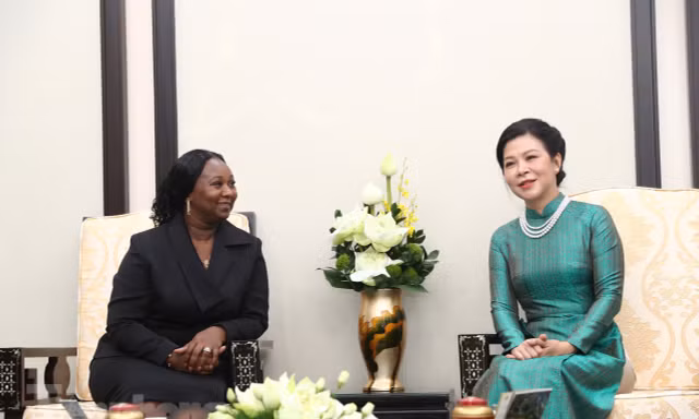 Phu nhân Tổng Bí thư, Chủ tịch nước Tô Lâm mời Phu nhân Tổng thống Guinea-Bissau thưởng thức trà sen