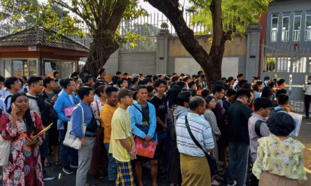 Hàng ngàn người tìm cơ hội rời khỏi Myanmar sau khi chính quyền quân sự áp luật mới