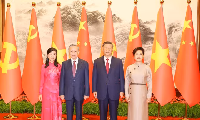Tổng Bí thư Chủ tịch nước Tô Lâm và Tổng Bí thư Chủ tịch Trung Quốc Tập Cận Bình cùng hai Phu nhân chụp ảnh chung trong chuyến thăm. (Ảnh: Baoquocte)