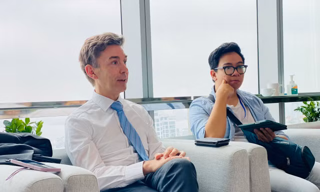 Đại sứ EU tại Việt Nam Julien Guerrier trong cuộc gặp các phóng viên ngày 3/5. (Ảnh: Thu Loan)