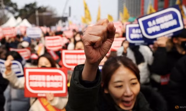 Các bác sĩ Hàn Quốc biểu tình ở Seoul ngày 3/3. (Ảnh: Reuters)