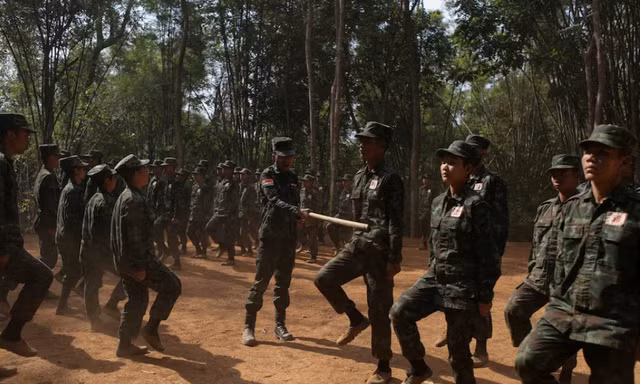 Lực lượng nổi dậy huấn luyện quân ở Karen, Myanmar. (Ảnh: Reuters)