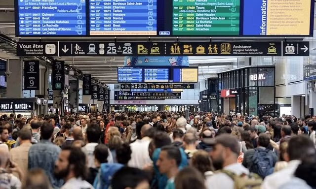 Tàu cao tốc TGV tại nhà ga Gare Montparnasse ở Paris. (Ảnh: Reuters)